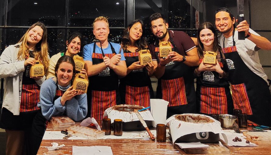 groupe de personnes à l'atelier de chocolat à Cusco, Pérou